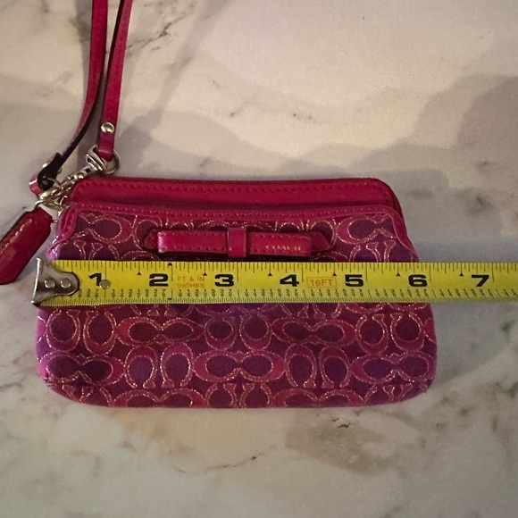 Coach Poppy Signature Bow Wristlet Fuchsia & Gold - Picture 12 of 17
